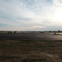 自転車をレンタルして、夕暮れ時の滑走路をサイクリングするのもおすすめ