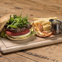 「SURF & TURF バーガー トリュフ風味マヨネーズ添え」（1,980円）