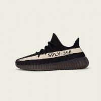 「YEEZY BOOST 350 V2」（2万8,000円）