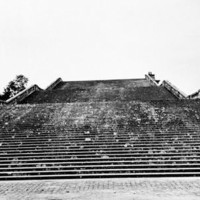 カール・ラガーフェルドによる写真展「VERSAILLES A L'OMBRE DU SOLEIL太陽の宮殿 ヴェルサイユの光と影」が銀座で開催