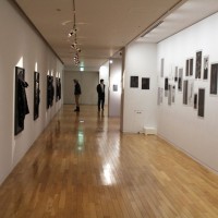 「画と機 山本耀司・朝倉優佳」展