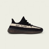 「YEEZY BOOST 350 V2」（2万8,000円）