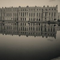 カール・ラガーフェルドによる写真展「VERSAILLES A L'OMBRE DU SOLEIL太陽の宮殿 ヴェルサイユの光と影」が銀座で開催