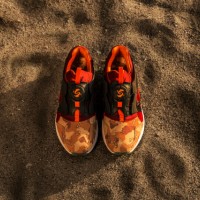 PUMA×atmos×Titoloによるスニーカー「DISC BLAZE “DESERT DUSK”」（1万8,000円）