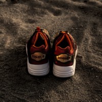 PUMA×atmos×Titoloによるスニーカー「DISC BLAZE “DESERT DUSK”」（1万8,000円）