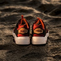 PUMA×atmos×Titoloによるスニーカー「DISC BLAZE “DESERT DUSK”」（1万8,000円）