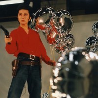 MORIMURA Yasumasa 《銃を持つ私／ウォーホルに捧げる》1998／ シングルチャンネル・ヴィデオ／作家蔵 Courtesy of Yoshiko Isshiki Office, Tokyo