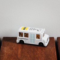 スヌーピーミュージアム開館1周年記念トミカ バス（800円）