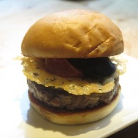 看板メニューの「ウマミバーガー（UMAMI BURGER）」（1,380円）