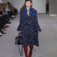 ブランド創立100周年のバレンシアガ（BALENCIAGA）が2017-18年秋冬ウィメンズコレクションを発表