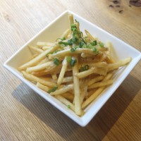 溶けたトリュフチーズがかかった「TRUFFLE FRIES（トリュフフライ）」（800円）