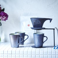 ONE KILN コーヒードリッパー（税込5,500円）、ドリッパースタンド（税込4,400円）、カップ（全3色／各税込4,100円）、FUGLENのコーヒー豆（200g／税込2,500円）、Nijiyura マルチクロス（全2色／各税込2,000円）