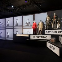 大回顧展「DAVID BOWIE is」の様子