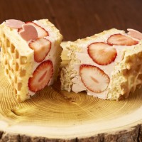 桜いちごのワッフルサンドウィッチ（税込980円、1日20食限定）