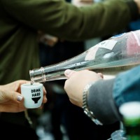 約100種の日本酒を楽しめる「Aoyama Sake Flea」が青山・国連大学広場で開催