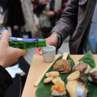 約100種の日本酒を楽しめる「Aoyama Sake Flea」が青山・国連大学広場で開催