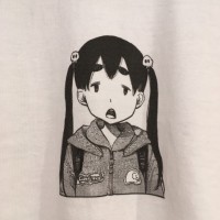 『デッドデッドデーモンズデデデデデストラクション』×「武蔵野縫製」About A Girl T シャツ（7,630円）