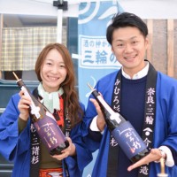 約100種の日本酒を楽しめる「Aoyama Sake Flea」が青山・国連大学広場で開催