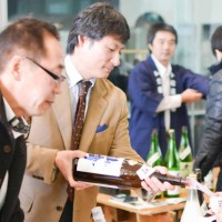 約100種の日本酒を楽しめる「Aoyama Sake Flea」が青山・国連大学広場で開催