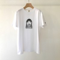 『デッドデッドデーモンズデデデデデストラクション』×「武蔵野縫製」About A Girl T シャツ（7,630円）