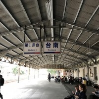 レトロっぽさ満点の台鐵の台南駅