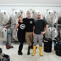 「BIERFABRIK」を運営するSanniさん、Andreさん、Sebastianさん。20～30代の若いスタッフが揃う