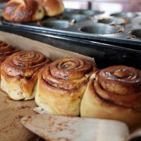 午前中に焼きあがる自家製のシナモンロール