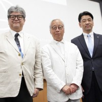 左から)国立天文台 天文情報センター広報室長・准教授の山岡均、杉本博司、小田原市長の加藤憲一