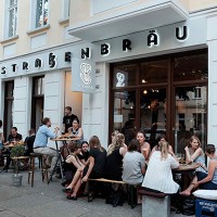 飲食店やショップが集う通りにある「StraBenbrau」