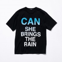 CAN SHE BRINGS THE RAIN TEE（1万4,000円）