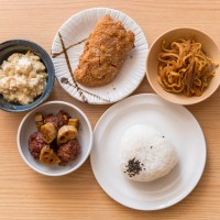 店主の佐藤さんおすすめのおかず（ウスター鶏団子、白豆腐、鶏の唐揚げ、大根の煮た、筋子おにぎり）