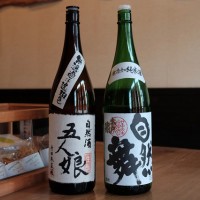 千葉の蔵元による自然酒を中心にラインナップ。ビール、焼酎、自家製果実酒などもあり