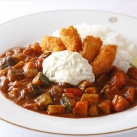 野菜をふんだんに使ったトマトカレー 小海老のフライ添え（1,900円）