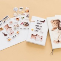 左から、A VERY MERRY EVERY DAY to you（with Stickers）（オリジナル）、A VERY MERRY EVERY DAY to you（bear）（weeks）