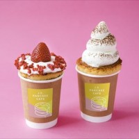 左からパンケーキカップ ストロベリーレアチーズ（700円）、パンケーキカップ キャラメルブラウニー（700円）