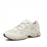 「ラフ・シモンズ オズウィーゴ III（RAF SIMONS OZWEEGO III）」（4万8,000円）