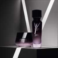 左から、フォーエバー リブレイター Yクリーム（50ml/1万5,000円）、フォーエバー リブレイター YセラムN（30ml/1万3,500円）