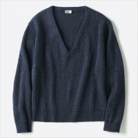 W UシャイニーVネッククロップドセーター（3,990円）