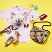 猫Tシャツ3,800円、ベルト1万2,800円、パンプス7,800円、ハートネックレス7,800円、ピアス2,800円、ストーンリング(ピンク、ブルー)各4,800円、ゴールドの4連バングル7,800円、コンパクトミラー(ブルー、イエロー)各500円、パープル刺繍入りウォレット1,200円、猫柄バッグ7,800円／全てSOMETIMES STORE