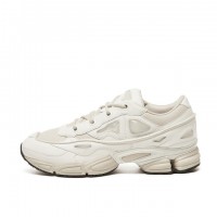 「ラフ・シモンズ オズウィーゴ III（RAF SIMONS OZWEEGO III）」（4万8,000円）