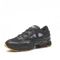 「ラフ・シモンズ オズウィーゴ III（RAF SIMONS OZWEEGO III）」（4万8,000円）