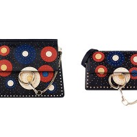 “FAYE” - smooth & suede calfskin (FULL BLUE)の左から)MEDIUM CLUTCH LEATHER STRAP（32万4,000円）、SMALL CLUTCH LEATHER STRAP（21万2,000円）