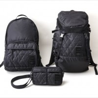 左:DAY PACK（4万5,000円）、中:MINI SHOULDER BAG（1万9,000円）、右:BACK PACK（7万8,000円）