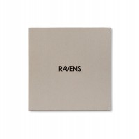 「RAVENS / 鴉」1万円（出版：MACK/スリップケース入りハードカバー/136 ページ/263 x 263mm/モノクロ）