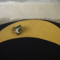 MY GREEN リング（税込198万2,700円／素材： 18Kイエローゴールド、マラカイト、トルマリン & ダイヤモンド）
