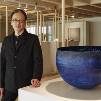 神代良明、日本『Structural Blue』2015年 ガラス粉末、酸化銅粉末