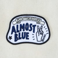 「ワッペン（アイロン接着）中『ALMOST BLUE』」（1,200円）