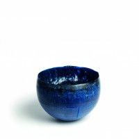 Yoshiaki Kojiro, Japón ‘Structural Blue’, polvo de cristal y polvo de óxido de cobre, 54 x 54 x 39 cm. 2015