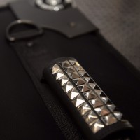 「STUDS GRIP」Lサイズ（1万2,000円）、Sサイズ（9,000円）