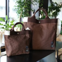 右：「2WAY TOTE BAG（L）」（1万8,000円） 左：「2WAY TOTE BAG（S）」（1万5,000円）